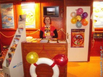 Marina à son stand